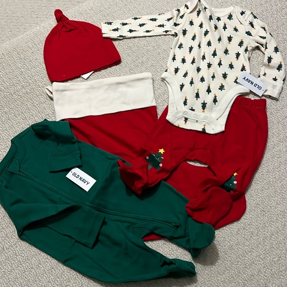 NWT - Old Navy 5 piece holiday layette set for baby. Size 0-3 months. - Picture 1 of 7